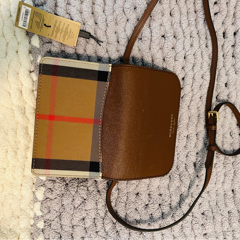 Authentic comes with a dust bag